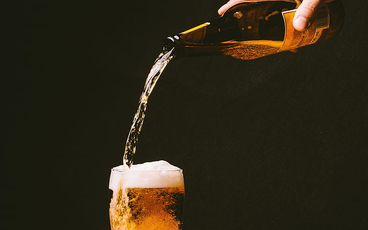 飲む、風邪、手、アルコール、バー、グラス、ビール、ボトル、飲料、注ぐ、泡、a色の瓶、飲み物、風邪、手、アルコール、バー、グラス、ビール、ボトル、飲み物、注ぐ、 HDデスクトップの壁紙