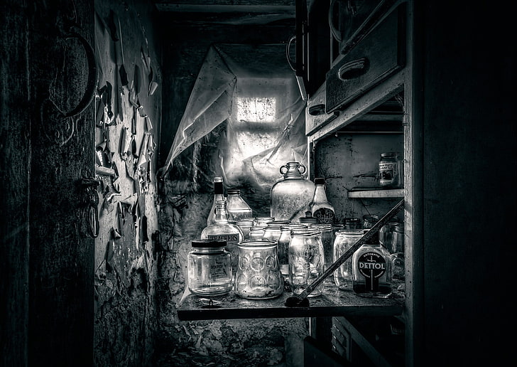schwarze und graue Malerei des Mannes, Flaschen, Raum, Fenster, HD-Hintergrundbild