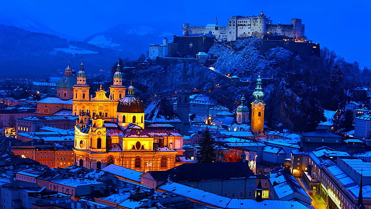biały zamek, architektura, budynek, stary budynek, miasto, dom, Salzburg, Austria, zima, śnieg, wieczór, światła, kościół, katedra, zamek, wzgórza, skała, dachy, starożytne, góry, drzewa, las, Tapety HD