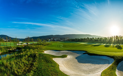 Blauer Himmel des Freizeitferien-Grün-Golfplatzes, HD-Hintergrundbild HD wallpaper