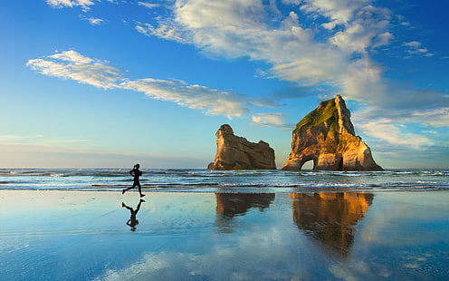 човек на морския бряг, море, плаж, небе, момиче, облаци, скали, зора, спорт, бягане, HD тапет HD wallpaper