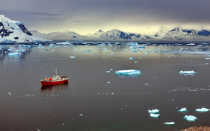 سفينة حمراء وبيضاء على جسم مائي ، طبيعة ، منظر طبيعي ، ماء ، انعكاس ، غيوم ، بحر ، سفينة ، جليد ، جبل جليدي ، أنتاركتيكا ، ثلج ، جبال ، ضوء الشمس، خلفية HD