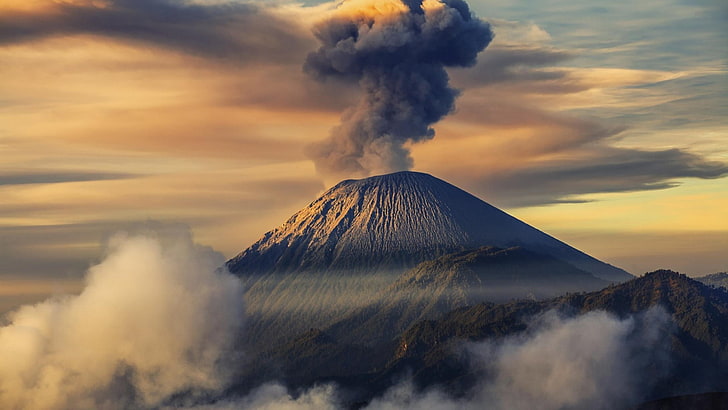 illustration d'éruption de volcan, montagnes, fumée, volcan, ciel, Fond d'écran HD