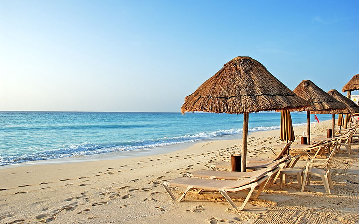 مظلة الفناء البني ، الشاطئ ، الكراسي ، الرمال ، المظلات، خلفية HD