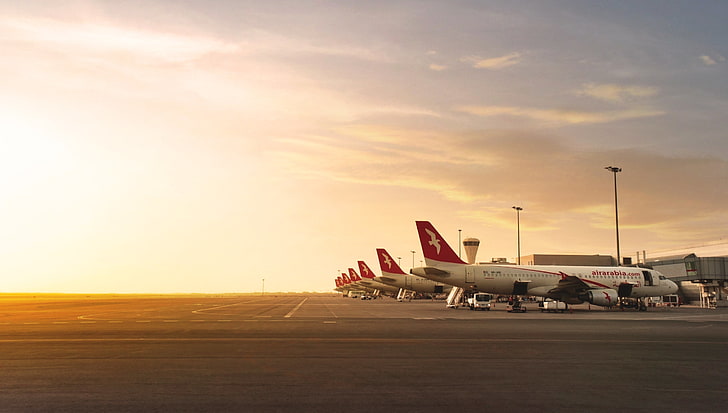 weißes Verkehrsflugzeug, Sonnenuntergang, Das Flugzeug, Licht, Flughafen, Boeing, Luftfahrt, Viel, 777, Seitenansicht, Air Arabia, HD-Hintergrundbild