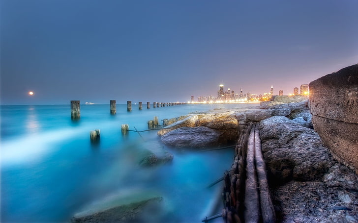 صخور رمادية بالقرب من شاطئ البحر أثناء الليل ، مياه ، بحر ، ضباب ، مدينة ، ساحل ، ليل، خلفية HD