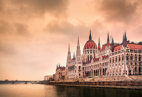 бяла и кафява сграда, сграда, Будапеща, Унгария, сграда на унгарския парламент, архитектура, готическа архитектура, река, вода, мост, Европа, HD тапет HD wallpaper