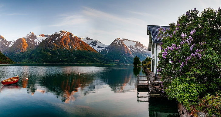 chaloupe orange, printemps, fjord, Norvège, montagnes, maison, fleurs, pic enneigé, bateau, mer, reflet, nature, paysage, Fond d'écran HD