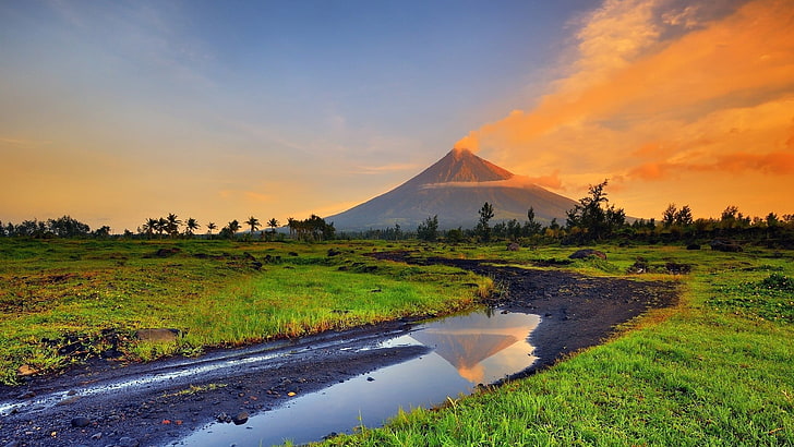 zielona trawa, pole i góra, krajobraz, wulkan, strumień, dym, Filipiny, Tapety HD