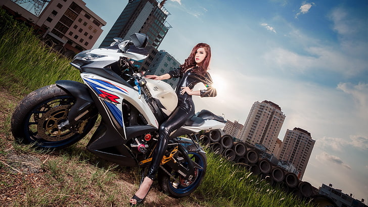 biały, niebieski i czerwony motocykl sportowy Suzuki R, skórzany, Suzuki GSX-R, Suzuki, kobiety, Azjatka, ruda, czarna sukienka, miasto, samochód, kobiety z rowerami, motocykl, Tapety HD