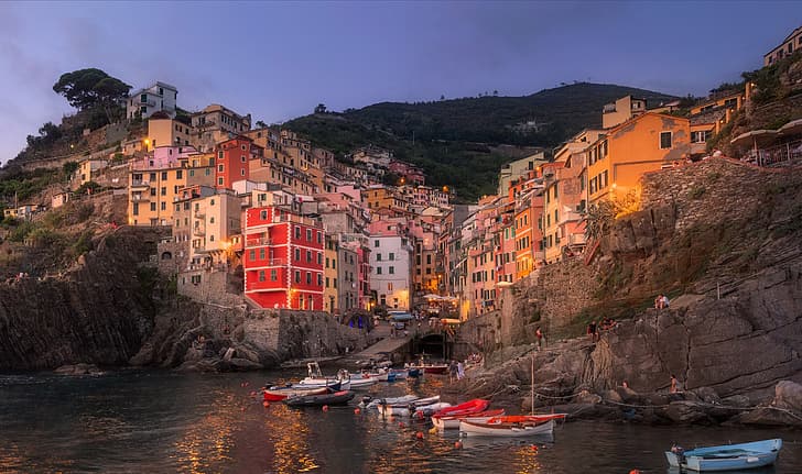 morze, zachód słońca, skały, Wybrzeże, Dom, łodzie, wieczór, molo, Włochy, miasto, Riomaggiore, Cinque Terre, Mike Reifman, Tapety HD