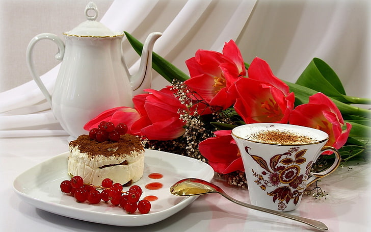 weiße Keramikplatte, Kuchen, Dessert, Johannisbeere, Beere, Cappuccino, Haut, HD-Hintergrundbild
