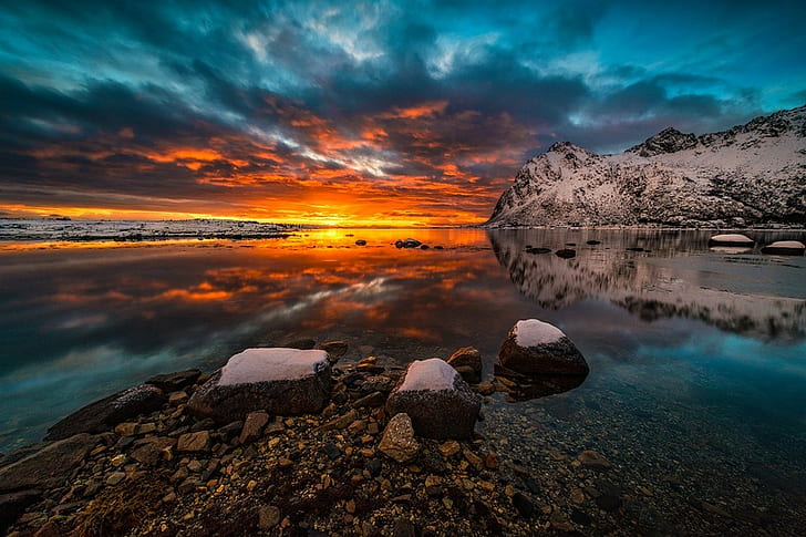 تصوير الطبيعة منظر الشتاء غروب الشمس ساحل البحر الجبال ثلج السماء الغيوم ضوء الشمس جزر لوفتن النرويج، خلفية HD