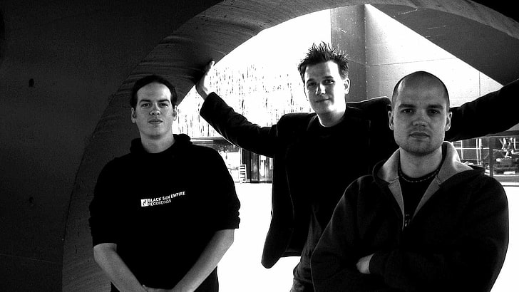 Graustufenfoto von drei Mann, Reich der schwarzen Sonne, Band, Blick, Stadt, Straße, HD-Hintergrundbild