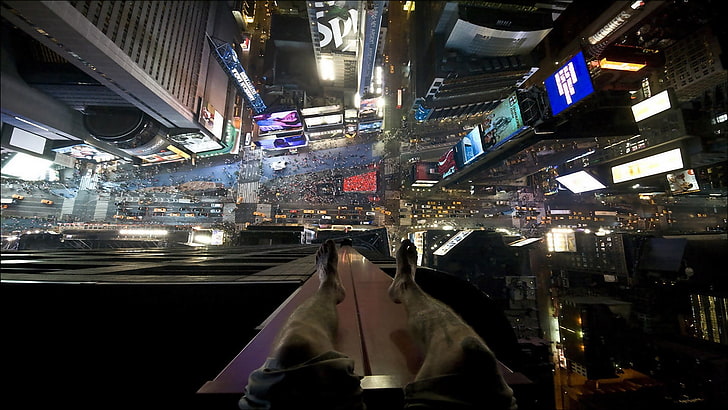 mężczyzna na budynku, wieżowiec, pejzaż miejski, nogi, ludzie, ruch uliczny, Nowy Jork, Times Square, dach, boso, humor, miasto, widok z góry, noc, Tapety HD