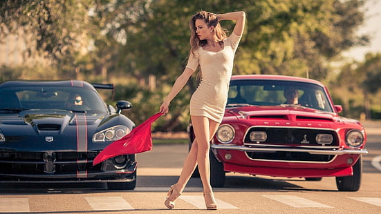 черно Dodge Viper купе и червено купе Shelby Cobra, жена, облечена в бежова мини рокля на пътя, жени, рокля, крака, жени с автомобили, HD тапет HD wallpaper