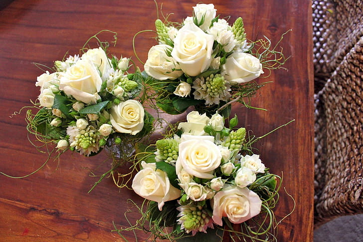 *** Ramos blancos ***, tres decoraciones de mesa de rosas blancas, natura, bukiety, biale, kwiaty, naturaleza y paisajes., Fondo de pantalla HD