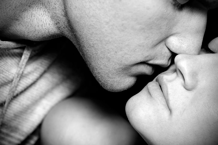 mężczyzna i kobieta całujący się, pocałunek, ludzie, para, czarno-białe, Tapety HD