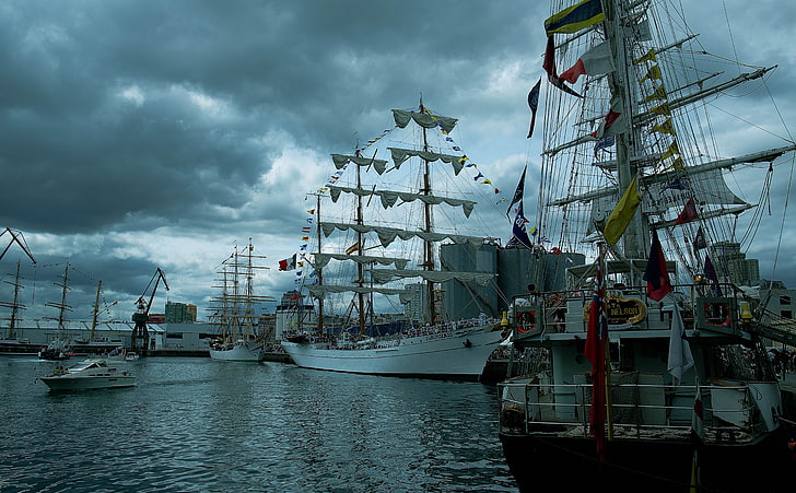 Navires à voile, plusieurs voiliers de couleurs variées, voyage, autre, sombre, nuageux, tempête, nuages, port, voile, canon, navires, Fond d'écran HD