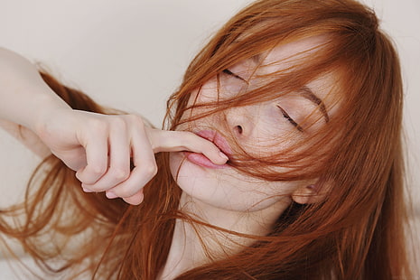 Джия Лиса, червенокоса, жени, модел, пръст в уста, коса в лицето, затворени очи, лице, HD тапет HD wallpaper