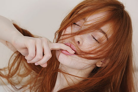 женщины, модель, лицо, палец в рот, рыжая, закрытые глаза, цзя лисса, волосы в лицо, HD обои HD wallpaper