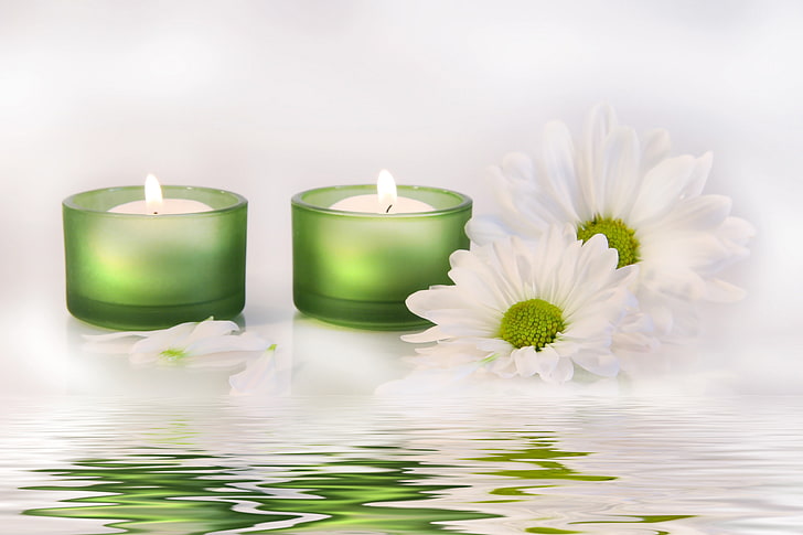 deux bougies votives vertes, eau, fleurs, bougies, chrysanthèmes blancs, chrysanthèmes blancs, Fond d'écran HD