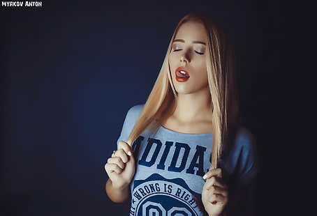 Frauen blau Adidas Rundhals-Shirt, Frauen, blond, geschlossenen Augen, einfachen Hintergrund, T-Shirt, Zungen, Hände im Haar, Porträt, Anton Myrkov, langes Haar, glattes Haar, Adidas, HD-Hintergrundbild HD wallpaper