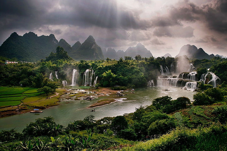 fotografia di paesaggio di cascate circondate da montagne e foresta carta da parati digitale, natura, Sfondo HD