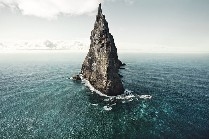 Steinturm auf digitaler Tapete des Wassers, graue Felsformation auf Gewässer, Natur, Landschaft, Meer, Pyramide des Balls, HD-Hintergrundbild