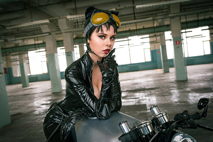 Polina Yakovleva, Frauen, Cosplay, Catwoman, schwarzer Latex, Motorrad, Portrait, HD-Hintergrundbild