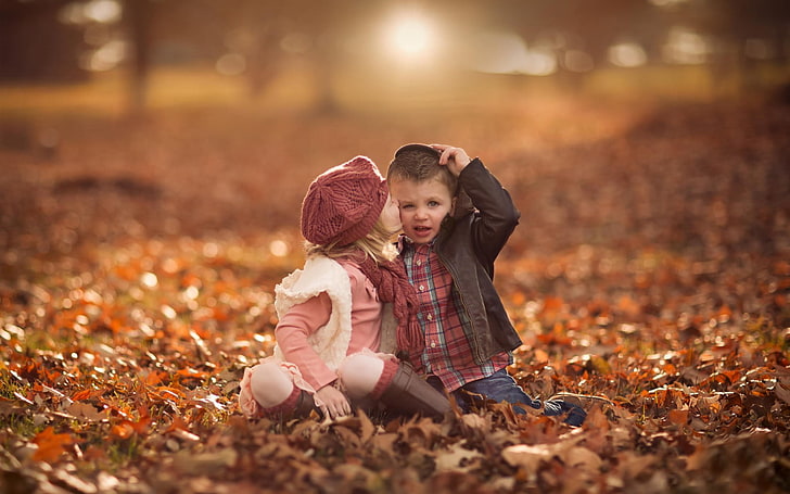 Fille mignonne baiser garçon feuilles d'automne, veste noire du garçon, bébé, amour, fille, feuilles, automne, garçon, baiser, Fond d'écran HD