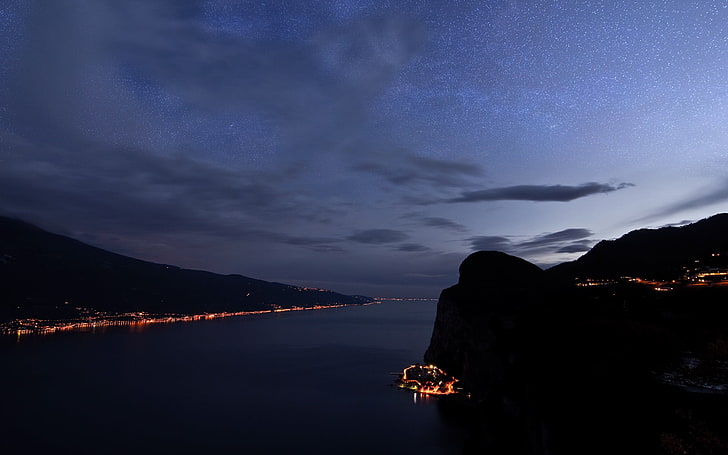 naturaleza, paisaje, agua, noche, estrellas, colina, colinas, mar, Fondo de pantalla HD