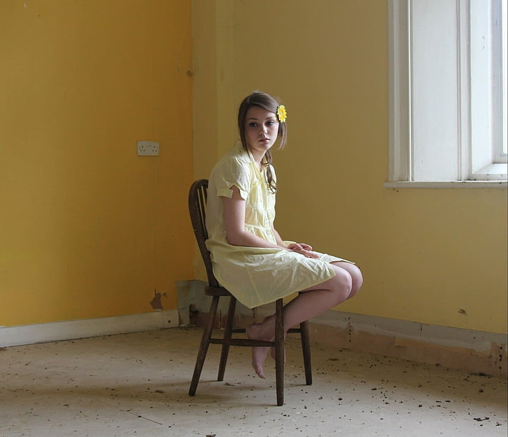 si rambut cokelat, kuning, wanita, Imogen Dyer, duduk, bunga di rambut, kesepian, bertelanjang kaki, kursi, Wallpaper HD