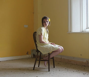 брюнетка, жълто, жени, Imogen Dyer, седнал, цвете в коса, самота, бос, стол, HD тапет HD wallpaper
