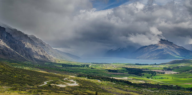пейзажна фотография на зелено и кафяво поле, заобиколено от планини и сиви облаци през деня, пейзажна фотография, зелено, кафяво поле, сиво, през деня, Нова Зеландия Южен остров, Куинстаун, забележителни, езерото Wakatipu, планини, долина, Nikon D5100, Tamron, планина , природа, пейзаж, живопис, на открито, планински връх, лято, Европа, облак - небе, поляна, красота В природата, небе, трева, сняг, планинска верига, хълм, пътуване, HD тапет HD wallpaper
