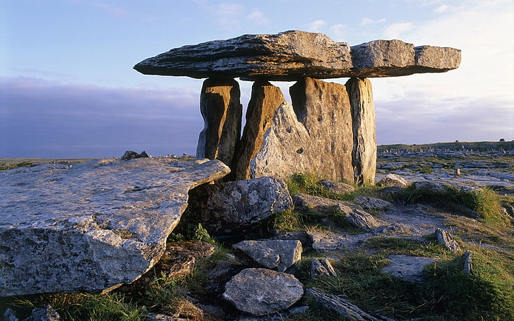 brauner und schwarzer Holztisch, Landschaft, Steine, Dolmen, Irland, Felsformation, HD-Hintergrundbild