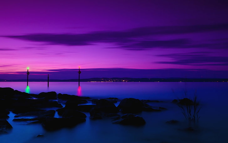 ภาพเงาของผืนน้ำที่เงียบสงบกลางคืนทะเลท้องฟ้าสีม่วงน้ำ, วอลล์เปเปอร์ HD