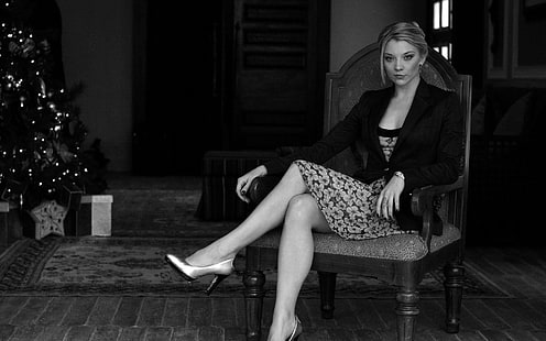 gråskalefotografering av Natalie Dormer, Natalie Dormer, svartvitt, skådespelerska, ben, stol, kort hår, kvinnor, kjol, HD tapet HD wallpaper