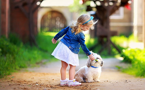 Niña linda con perro, chaqueta vaquera azul del niño, lindo, pequeño, niña, perro, Fondo de pantalla HD HD wallpaper