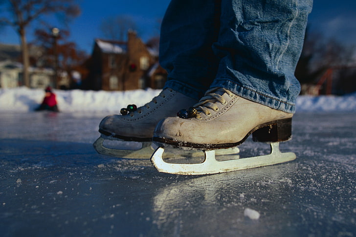patines de hielo marrón, invierno, jeans, pista, patines, Fondo de pantalla HD