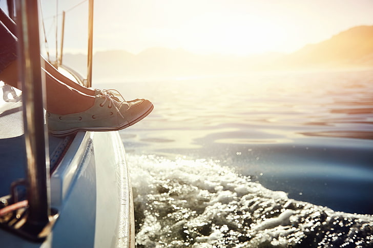 paire de souliers de bateau à 2 yeux blancs et gris, mer, vague, eau, fille, soleil, arrière-plan, séjour, pieds, humeur, chaussures, écran large, plein écran, fonds d'écran HD, l'abysse, Fond d'écran HD