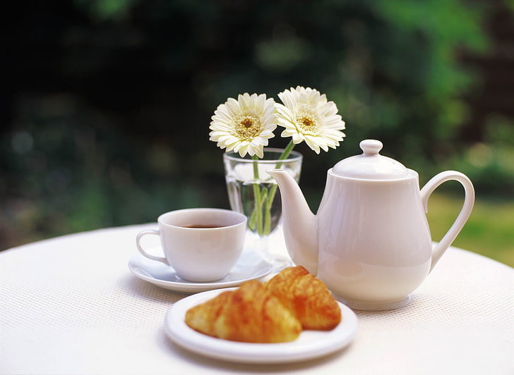 белый керамический чайник, чай, стол, сад, чайные листья, цветы, чашка, бокал, печенье, HD обои