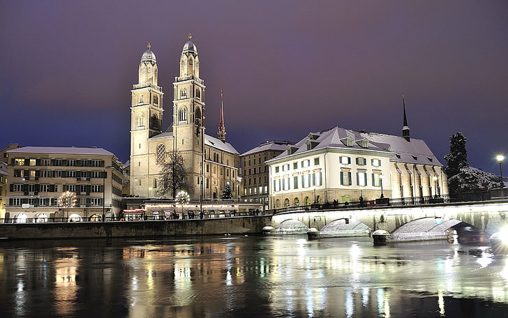 beige betongkatedral, arkitektur, byggnad, stad, stadsbild, bro, katedral, Zürich, Schweiz, natt, lampor, flod, reflektion, gammal byggnad, vinter, snö, HD tapet