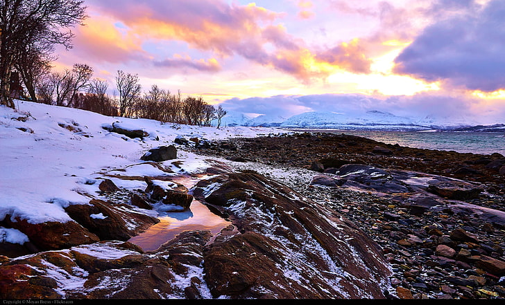 흰색과 갈색 콘크리트 건물, 노르웨이, 눈, 풍경, 자연, 하늘, 강, 겨울, HD 배경 화면