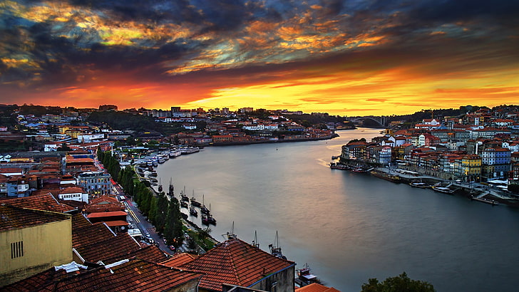 rumah beton coklat dan putih, Portugal, Porto, rumah, sungai, matahari terbenam, jembatan, pemandangan, perahu, mendung, Wallpaper HD