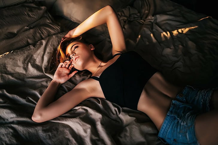 Damskie spodenki dżinsowe płaski brzuch zamknięte oczy w łóżku, Tapety HD
