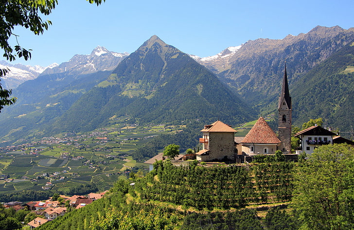 maison et tour de béton rouge et blanc, montagnes, vallée, Italie, église, panorama, Merano, Bolzano, Tyrol du Sud, Fond d'écran HD