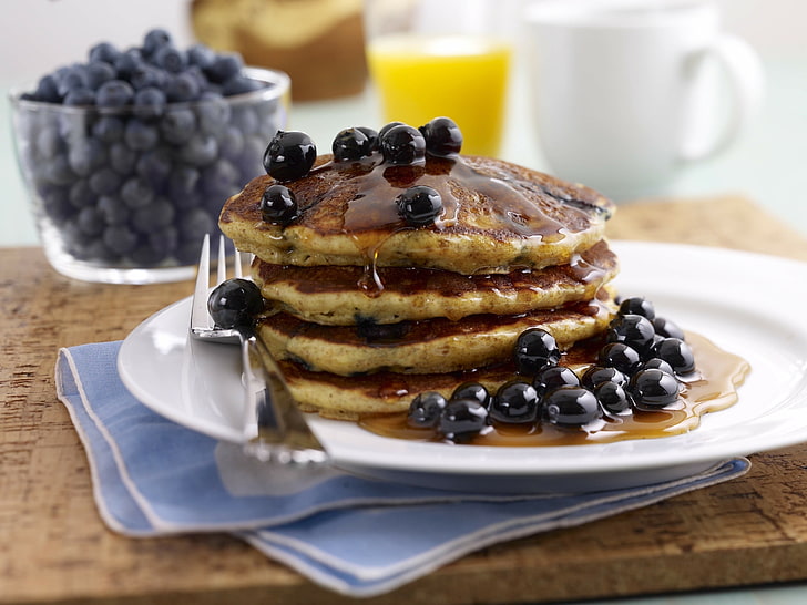 pancake with syrup, pancakes, bilberry, honey, pile, berry, HD wallpaper