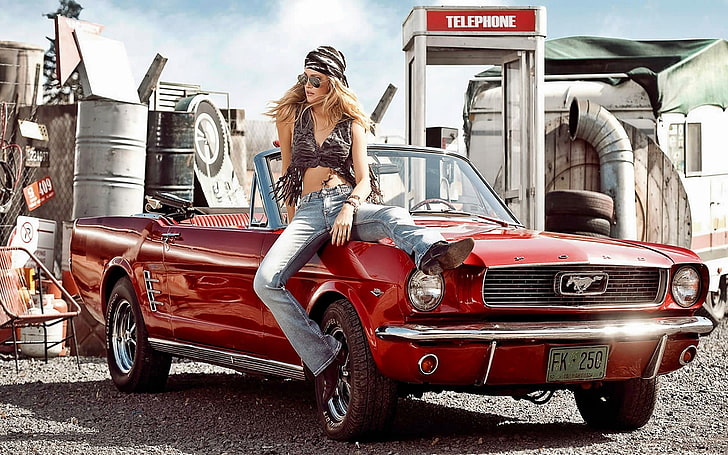 Ford Mustang convertibile rosso, auto, Ford Mustang, donne, va macchina, donne con auto, jeans, donne con occhiali, macchine rosse, veicolo, gambe allargate, Sfondo HD