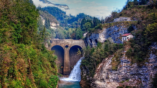 мост с водопадами в окружении деревьев, архитектура, мост, природа, пейзаж, водопад, деревья, лес, скалы, горы, облака, туман, сосны, дом, HD обои HD wallpaper